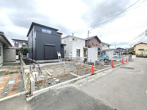 【前面道路含む現地写真】資料請求やご案内も即日対応いたします♪同じ施工例の物件見学や、完成イメージプレゼンテーションも承っております。どのような建物が建つか、間取りの広さは？など気になる点を一つ一つご説明させていただきます。