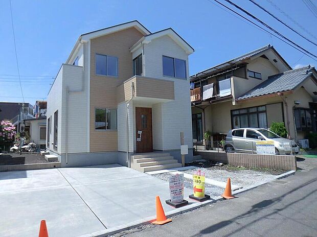【類似外観同仕様】扉や窓の開口部の位置やデザインが異なります。建物の詳細図面などもございます、仕様の細かなご説明もさせていただきます。