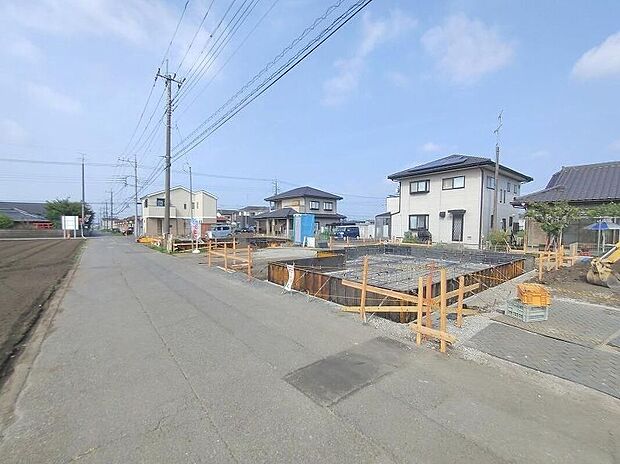 【前面道路含む現地写真】気持ちの良い青空に栄えるモダンな建物となっております。完全に完成いたしましたので、ご自由にお好きなだけご見学いただけます。この機会に飯田グループの建物の良さをぜひ見に来てください。