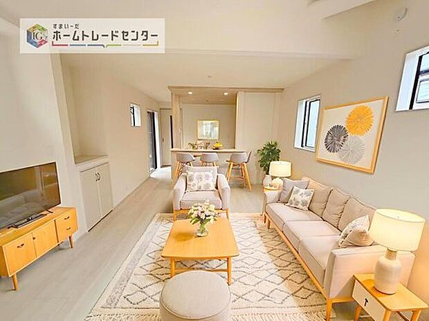 【リビング イメージ画像】
現況の物件写真に、CG による画像処理を行っています。家具、家電、照明器具、小物、カーテン、その他のイメージはCG です。