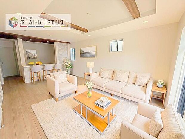 現況の物件写真に、CG による画像処理を行っています。家具、家電、照明器具、小物、カーテン、その他のイメージはCG です。