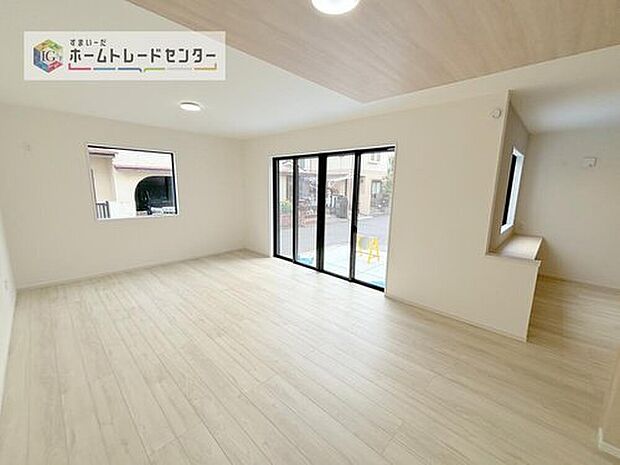 広々としたリビングは南側に設けた掃き出し窓からたくさんの陽光を取り入れてくれます。家族が集まる空間ですからやはり明るさと、暖かさは大切です。広さがありますので家具の配置に悩まなくて済むのも良いです。