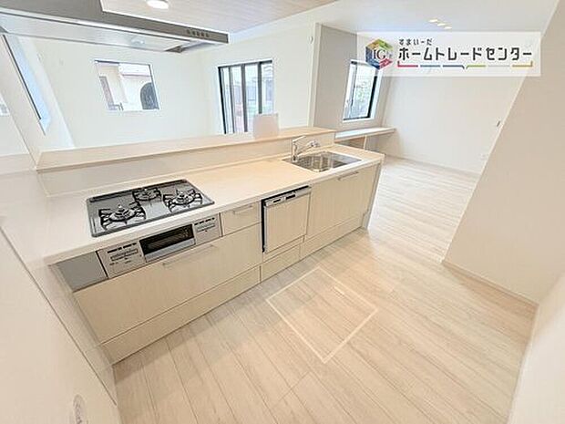 人気の対面式キッチン☆お食事の準備をしながらでもご家族とのコミュニケーションを楽しめます♪スライドタイプの収納を採用してますので、奥までしっかりと収納空間を利用できます。取り出しも簡単に♪