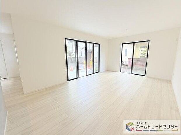 広々としたリビングは南側に設けた掃き出し窓からたくさんの陽光を取り入れてくれます。家族が集まる空間ですからやはり明るさと、暖かさは大切です。広さがありますので家具の配置に悩まなくて済むのも良いです。