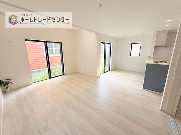 広々としたリビングは南側に設けた掃き出し窓からたくさんの陽光を取り入れてくれます。家族が集まる空間ですからやはり明るさと、暖かさは大切です。広さがありますので家具の配置に悩まなくて済むのも良いです。