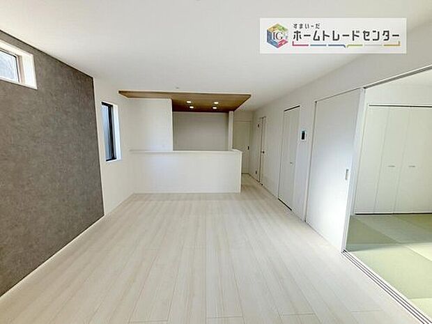 縦長で奥行きのあるリビングは、家具の配置がしやすく使い勝手が非常に良いです。特にソファを配置した時にその便利さがお分かりいただけると思います。ゆったりと、くつろげる場所でなくてはならないと考えています