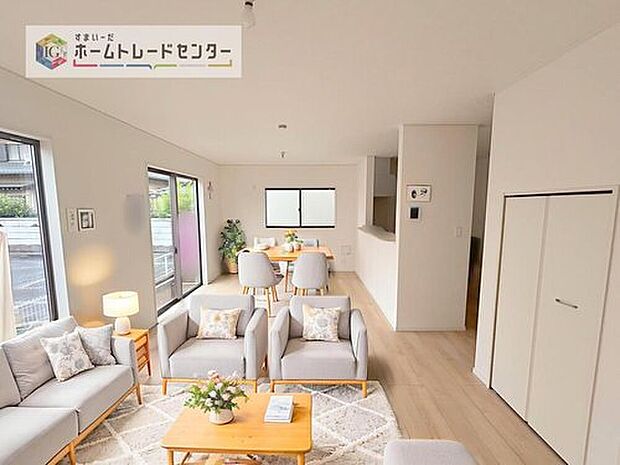 現況の物件写真に、CG による画像処理を行っています。家具、家電、照明器具、小物、カーテン、その他のイメージはCG です。