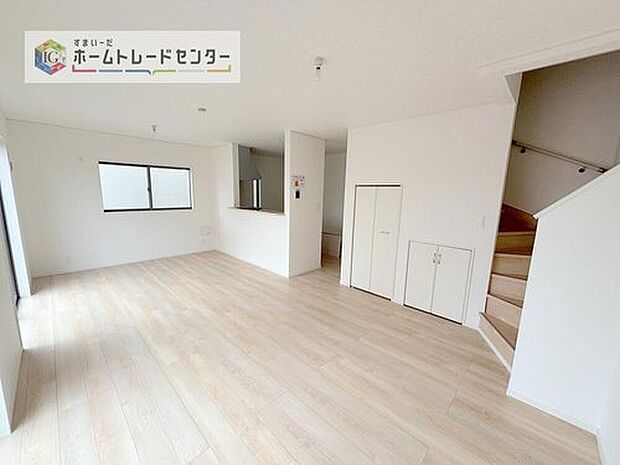 対面キッチンの前にダイニングテーブルを置き、手前側がリビングスペースになるかと思います。広く奥行きがありますので、ダイニング、リビングの各スペースの役割をしっかり分けて確保していただけます。