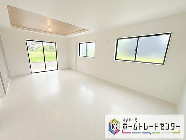 リビングにはこだわって開口部を可能な限り多く設けました。日当たり、風通しを良くするのはもちろんですが、やはり人が集まる場所ですので、開放感が必要な場所だと思います。広々としたリビングをお楽しみください