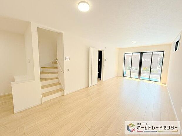 広々としたリビングは西側に設けた掃き出し窓からたくさんの陽光を取り入れてくれます。家族が集まる空間ですからやはり明るさと、暖かさは大切です。広さがありますので家具の配置に悩まなくて済むのも良いです。