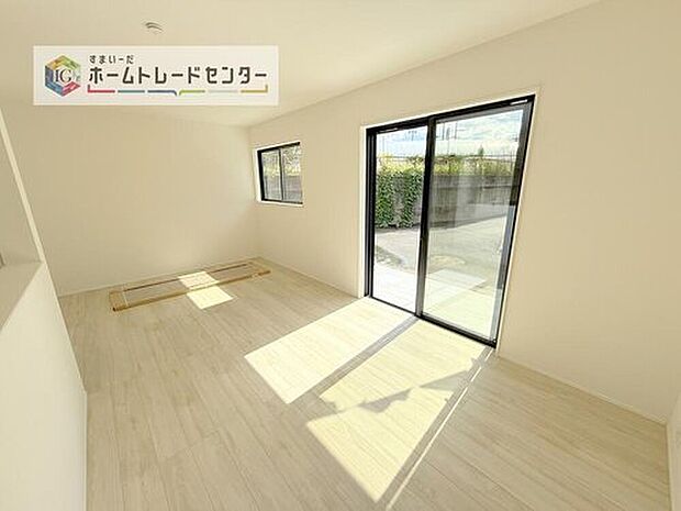 当たりもよく、広々としたリビングです。ゆったりとした家族の時間をお過ごしいただけます。休日はご家族そろって、またはお友達を誘って、明るいリビングで楽しい時間をお過ごしください。