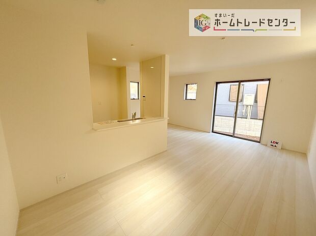 対面キッチン前の空間を広めにとっておりますので、ダイニングテーブルを置いてご家族皆様で食卓を囲ってもらっても充分なスペースがございます。家族で楽しいお食事のお時間をお過ごしください。