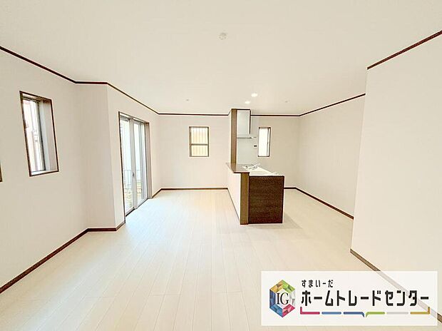 縦長で奥行きのあるリビングは、家具の配置がしやすく使い勝手が非常に良いです。特にソファを配置した時にその便利さがお分かりいただけると思います。ゆったりと、くつろげる場所でなくてはならないと考えています