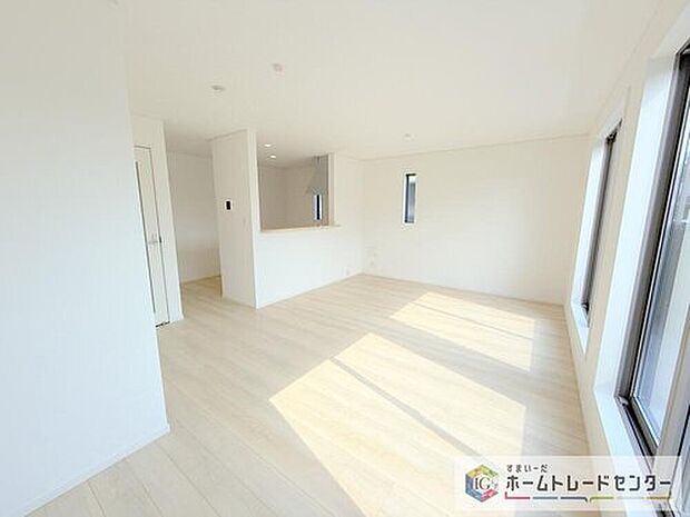 LDKのリビングスペースです。広く奥行きのあるリビングの為、ダイニング、リビングの各スペースがしっかりと確保できます。お食事の後はこちらに移って皆様でおくつろぎください。