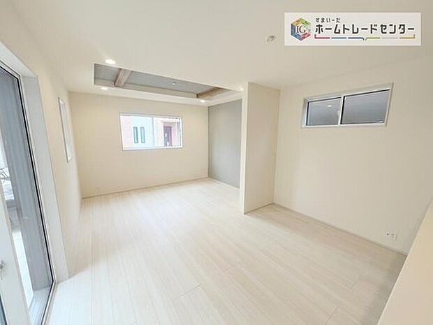 日当たりもよく、広々としたリビングです。ゆったりとした家族の時間をお過ごしいただけます。休日はご家族そろって、またはお友達を誘って、明るいリビングで楽しい時間をお過ごしください。