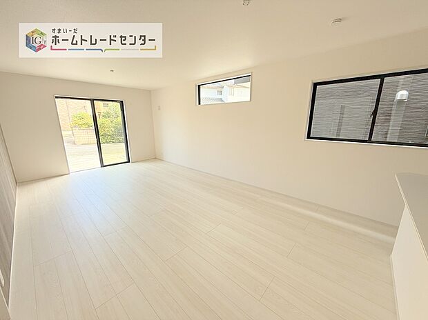 リビングにはこだわって開口部を可能な限り多く設けました。日当たり、風通しを良くするのはもちろんですが、やはり人が集まる場所ですので、開放感が必要な場所だと思います。広々としたリビングをお楽しみください