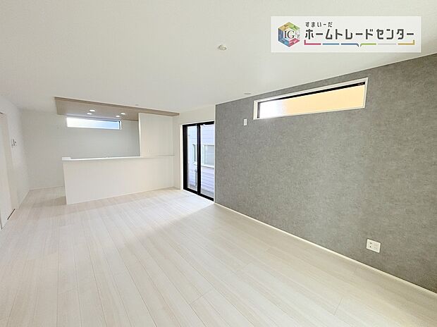 対面キッチンの前にダイニングテーブルを置き、手前側がリビングスペースになるかと思います。広く奥行きがありますので、ダイニング、リビングの各スペースの役割をしっかり分けて確保していただけます。