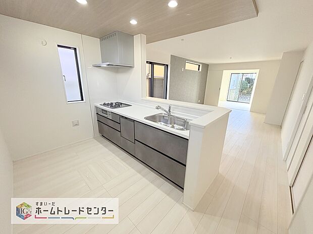 キッチンからリビングへの視界、動線です。対面キッチンですので、常にご家族が視界に入るのはもちろん、動線を広めにとっておりますので、お料理やお皿を持ちながらすれ違ってもぶつかる心配がありません。