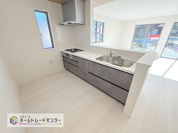 キッチンスペースは家族で作業が出来るよう広めにとりました。みんなで楽しくお料理をすれば、より美味しい食事が創れそうです。そしてお料理好きなお子様が育つかも、もちろん片付けもみんなでできます。