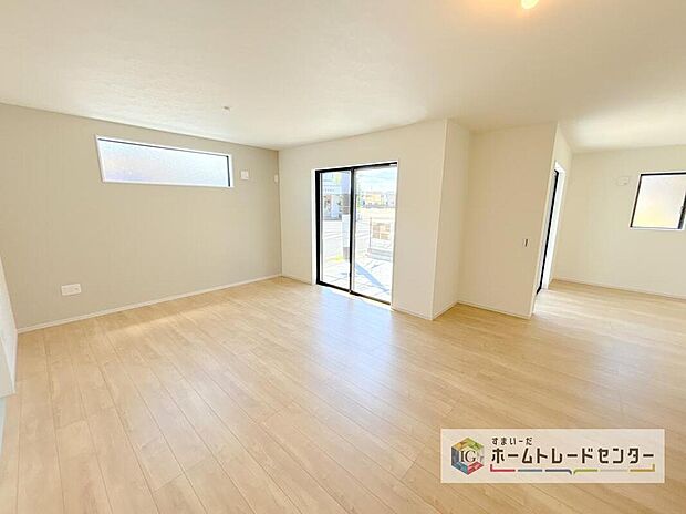 リビングにはこだわって開口部を可能な限り多く設けました。日当たり、風通しを良くするのはもちろんですが、やはり人が集まる場所ですので、開放感が必要な場所だと思います。広々としたリビングをお楽しみください