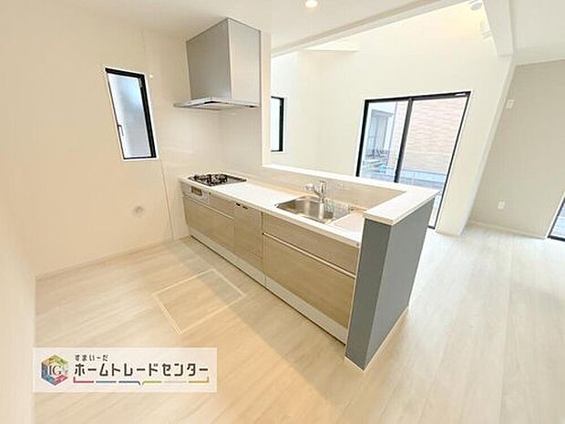 キッチンからリビングへの視界、動線です。対面キッチンですので、常にご家族が視界に入るのはもちろん、動線を広めにとっておりますので、お料理やお皿を持ちながらすれ違ってもぶつかる心配がありません。