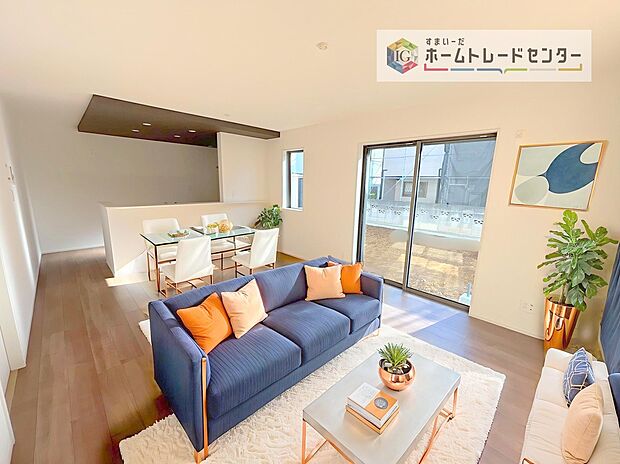 現況の物件写真に、CG による画像処理を行っています。家具、家電、照明器具、小物、カーテン、その他のイメージはCG です。