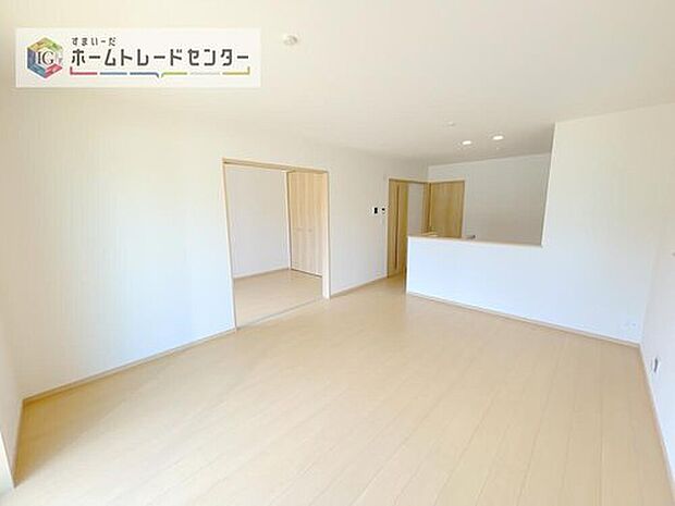 対面キッチンの前にダイニングテーブルを置き、手前側がリビングスペースになるかと思います。広く奥行きがありますので、ダイニング、リビングの各スペースの役割をしっかり分けて確保していただけます。