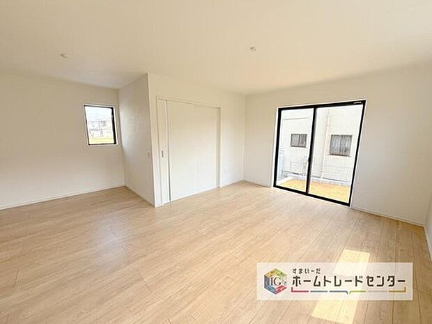 リビングにはこだわって開口部を可能な限り多く設けました。日当たり、風通しを良くするのはもちろんですが、やはり人が集まる場所ですので、開放感が必要な場所だと思います。広々としたリビングをお楽しみください