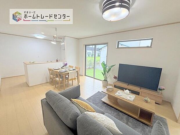 日当たりもよく、広々としたリビングです。ゆったりとした家族の時間をお過ごしいただけます。休日はご家族そろって、またはお友達を誘って、明るいリビングで楽しい時間をお過ごしください。