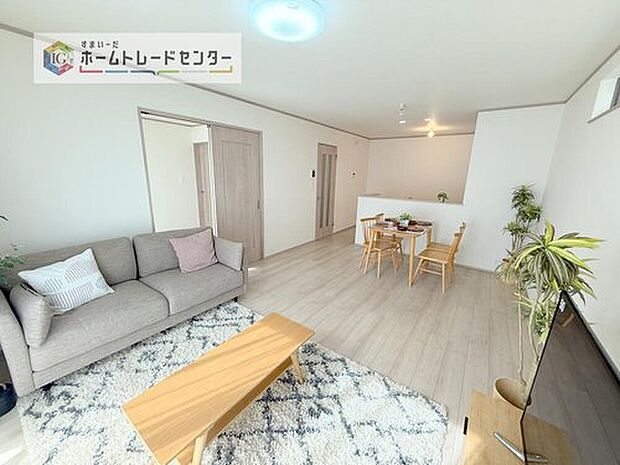 LDKのリビングスペースです。広く奥行きのあるリビングの為、ダイニング、リビングの各スペースがしっかりと確保できます。お食事の後はこちらに移って皆様でおくつろぎください。