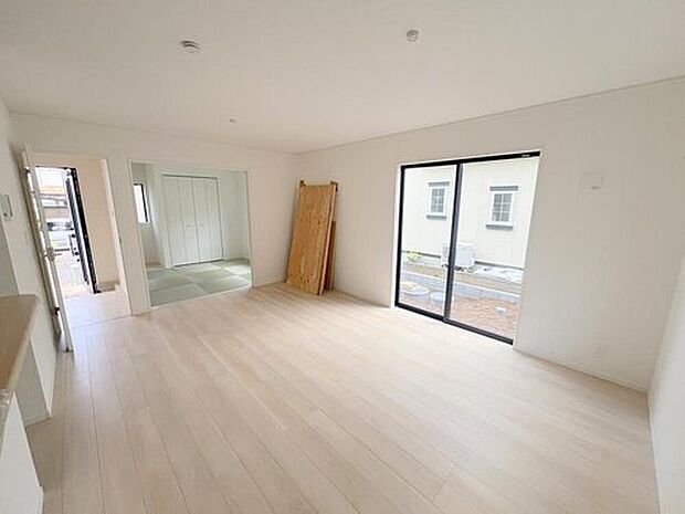 リビングにはこだわって開口部を可能な限り多く設けました。日当たり、風通しを良くするのはもちろんですが、やはり人が集まる場所ですので開放感が必要な場所だと思います。広々としたリビングをお楽しみください。