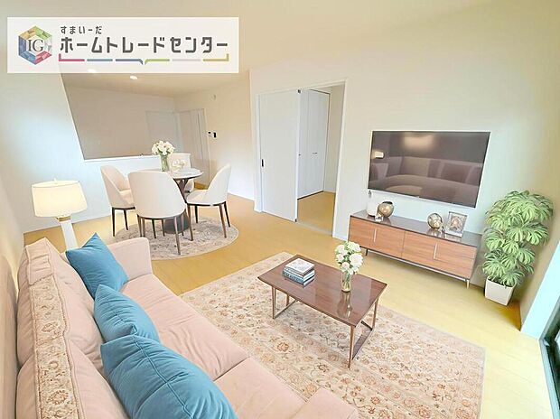 現況の物件写真に、CG による画像処理を行っています。家具、家電、照明器具、小物、カーテン、その他のイメージはCG です。ダイニング、リビングの各スペースの役割をしっかり分けて確保していただけます。