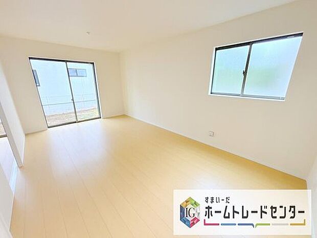 リビングにはこだわって開口部を可能な限り多く設けました。日当たり、風通しを良くするのはもちろんですが、やはり人が集まる場所ですので、開放感が必要な場所だと思います。広々としたリビングをお楽しみください