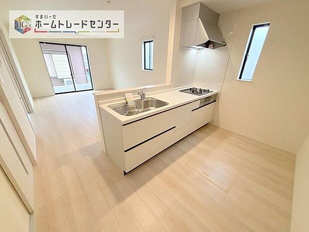 キッチンからリビングへの視界、動線です。対面キッチンですので、常にご家族が視界に入るのはもちろん、動線を広めにとっておりますので、お料理やお皿を持ちながらすれ違ってもぶつかる心配がありません。