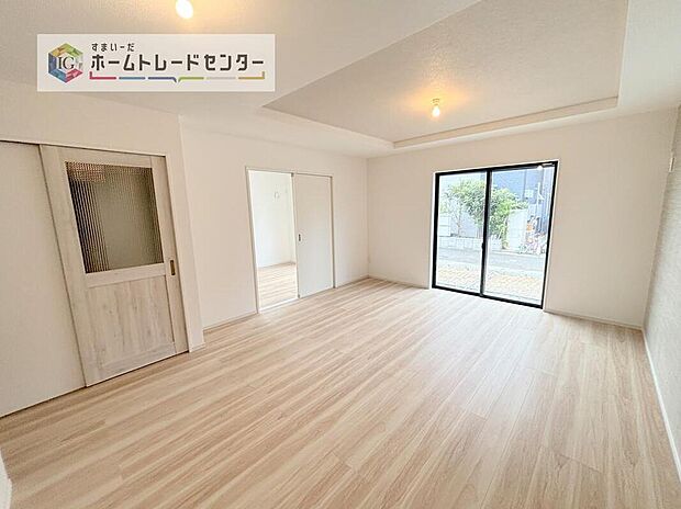 広々としたリビングは南側に設けた掃き出し窓からたくさんの陽光を取り入れてくれます。家族が集まる空間ですからやはり明るさと、暖かさは大切です。広さがありますので家具の配置に悩まなくて済むのも良いです。