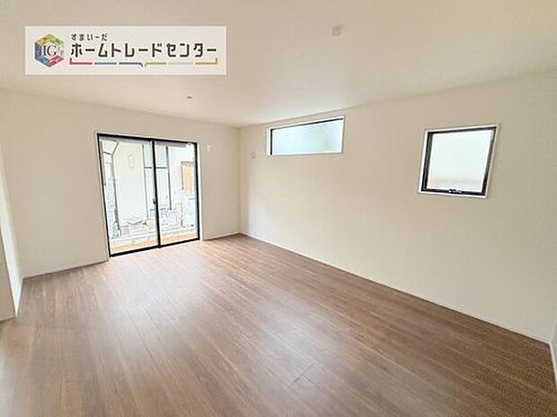 リビングにはこだわって開口部を可能な限り多く設けました。日当たり、風通しを良くするのはもちろんですが、やはり人が集まる場所ですので、開放感が必要な場所だと思います。広々としたリビングをお楽しみください