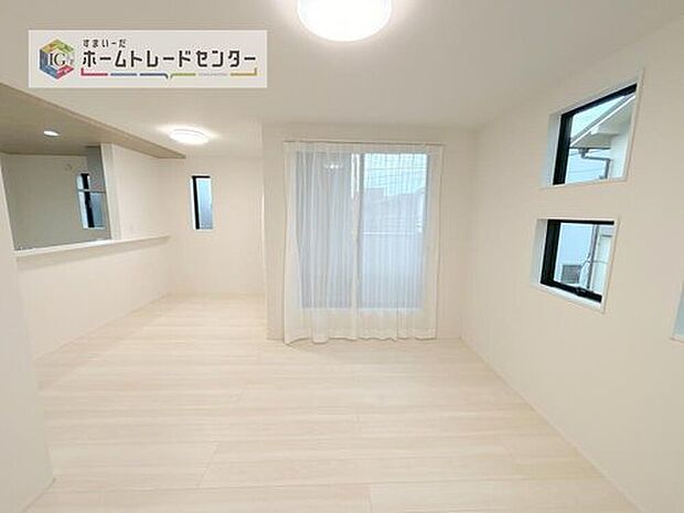 LDKのリビングスペースです。広く奥行きのあるリビングの為、ダイニング、リビングの各スペースがしっかりと確保できます。お食事の後はこちらに移って皆様でおくつろぎください。