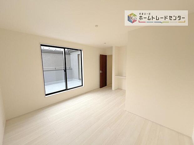 日当りの良さは写真でも充分に伝わるかと思いますが、開放感のある周囲にめぐまれたおかげで、風通しもとても良くなっております。ぜひ現地を見ていただき体感していただきたいポイントです。