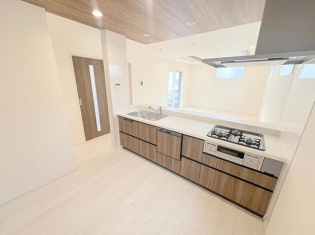 人気の対面式キッチンでお食事の準備をしながらでもご家族とのコミュニケーションを楽しめます。見栄えもよくお手入れも簡単なシステムキッチンです。豊富な収納力でキッチングッズをスッキリ収納していただけます。