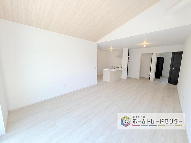 対面キッチンの前にダイニングテーブルを置き、手前側がリビングスペースになるかと思います。広く奥行きがありますので、ダイニング、リビングの各スペースの役割をしっかり分けて確保していただけます。