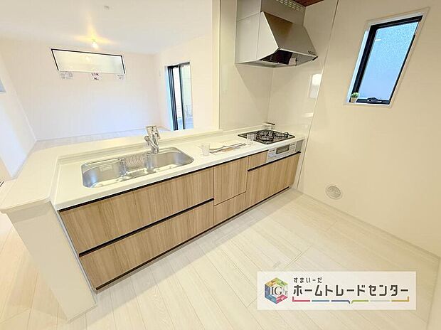 人気の対面式キッチン☆お食事の準備をしながらでもご家族とのコミュニケーションを楽しめます♪スライドタイプの収納を採用してますので、奥までしっかりと収納空間を利用できます。取り出しも簡単に♪