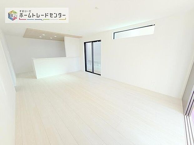 広々としたリビングは南側に設けた掃き出し窓からたくさんの陽光を取り入れてくれます。家族が集まる空間ですからやはり明るさと、暖かさは大切です。広さがありますので家具の配置に悩まなくて済むのも良いです