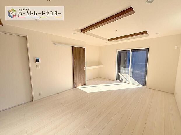 リビングの天井一部を折上天井とすることで、天井高を高くし開放感を持たせるとともに、アクセントをつけ高級感を持たせました。このちょっとした工夫が、お友達を呼びたくなる家へと大きく進化させてくれます。