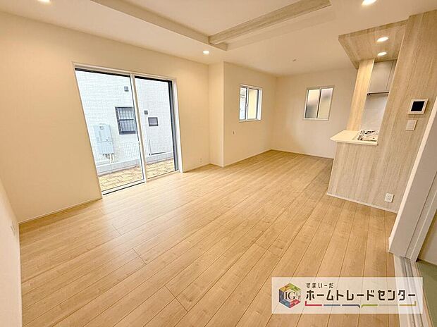 LDKのリビングスペースです。広く奥行きのあるリビングの為、ダイニング、リビングの各スペースがしっかりと確保できます。お食事の後はこちらに移って皆様でおくつろぎください。