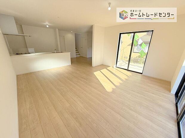 日当たりもよく、広々としたリビングです。ゆったりとした家族の時間をお過ごしいただけます。休日はご家族そろって、またはお友達を誘って、明るいリビングで楽しい時間をお過ごしください。