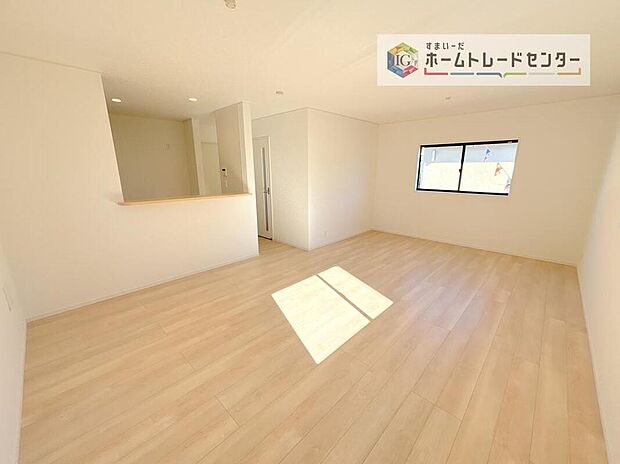 対面キッチン前の空間を広めにとっておりますので、ダイニングテーブルを置いてご家族皆様で食卓を囲ってもらっても充分なスペースがございます。家族で楽しいお食事のお時間をお過ごしください。