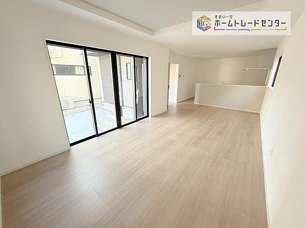 日当たりもよく、広々としたリビングです。ゆったりとした家族の時間をお過ごしいただけます。休日はご家族そろって、またはお友達を誘って、明るいリビングで楽しい時間をお過ごしください。