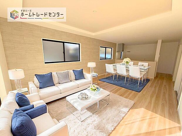 現況の物件写真に、CG による画像処理を行っています。家具、家電、照明器具、小物、カーテン、その他のイメージはCG です。