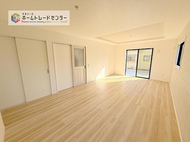 広々としたリビングは南側に設けた掃き出し窓からたくさんの陽光を取り入れてくれます。家族が集まる空間ですからやはり明るさと、暖かさは大切です。広さがありますので家具の配置に悩まなくて済むのも良いです。