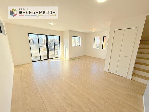 リビングにはこだわって開口部を可能な限り多く設けました。日当たり、風通しを良くするのはもちろんですが、やはり人が集まる場所ですので開放感が必要な場所だと思います。広々としたリビングをお楽しみください。